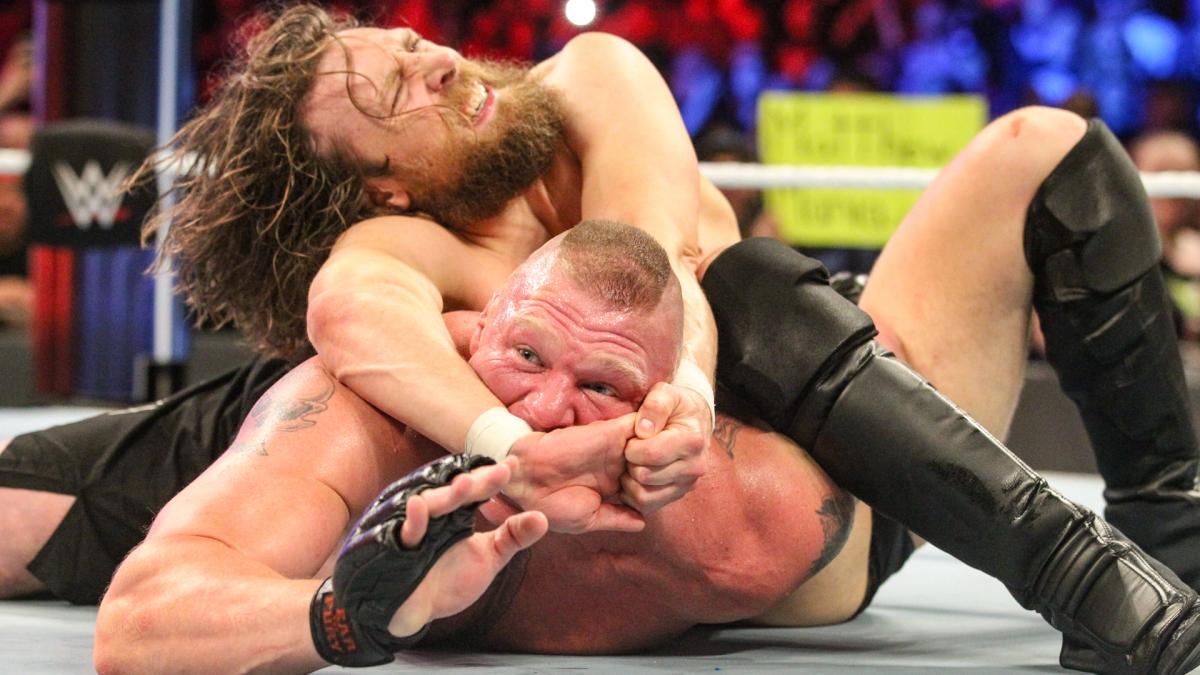 Daniel Bryan aplica la 'llave del Sí' a Brock Lesnar