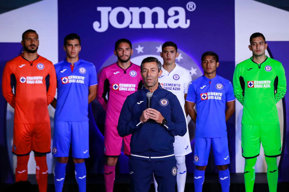 Jugadores del Cruz Azul durante la presentación del uniforme