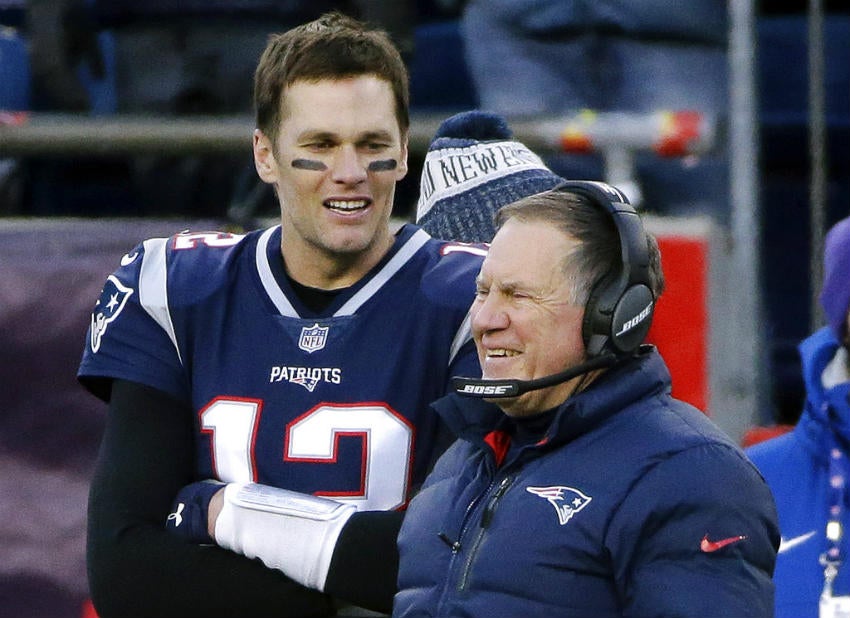 Brady y Belichick, sonríen durante partido de NFL 