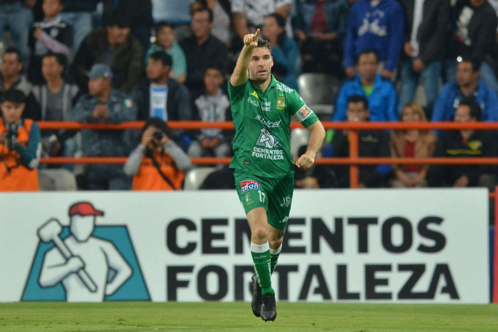 Boselli festeja un gol con el León