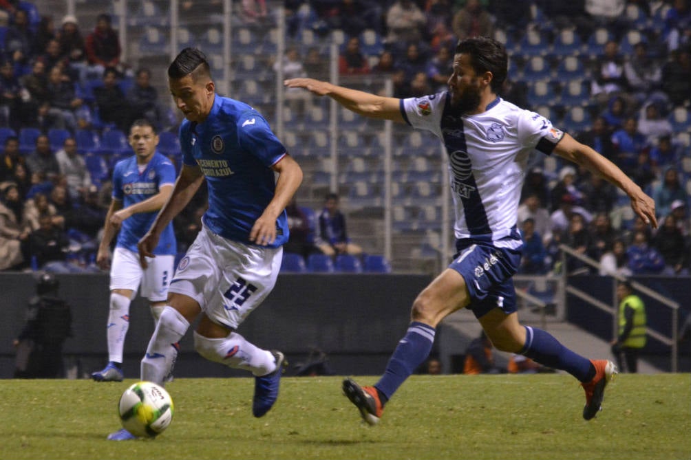 Roberto Alvarado y Daniel Guerrero, luchan por el esférico