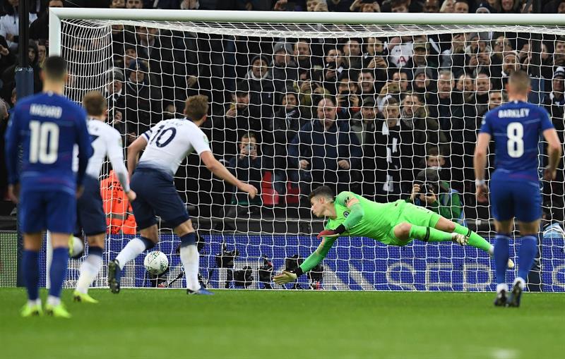Harry Kane cobra el penalti a favor del Tottenham 