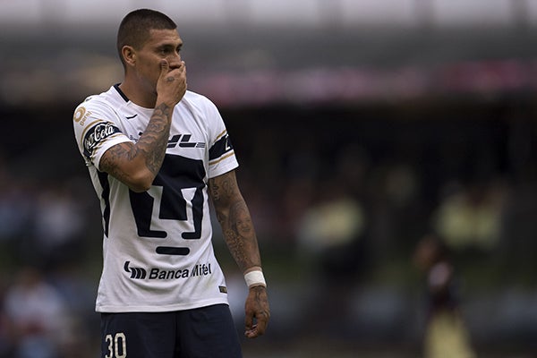 Nico Castillo se lamenta en juego de Pumas 