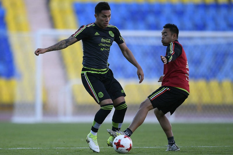 Marco Fabián y Salcedo disputan un balón en una práctica del Tri