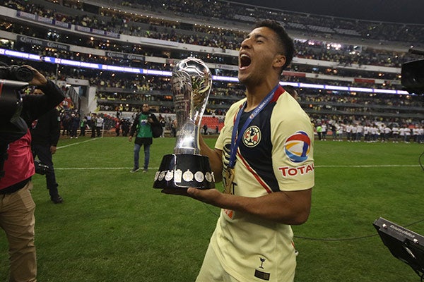 Cecilio carga el trofeo de la Liga MX en el Estadio Azteca