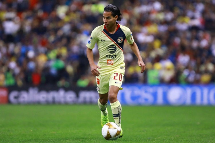 Diego Lainez conduce el balón en un duelo con América