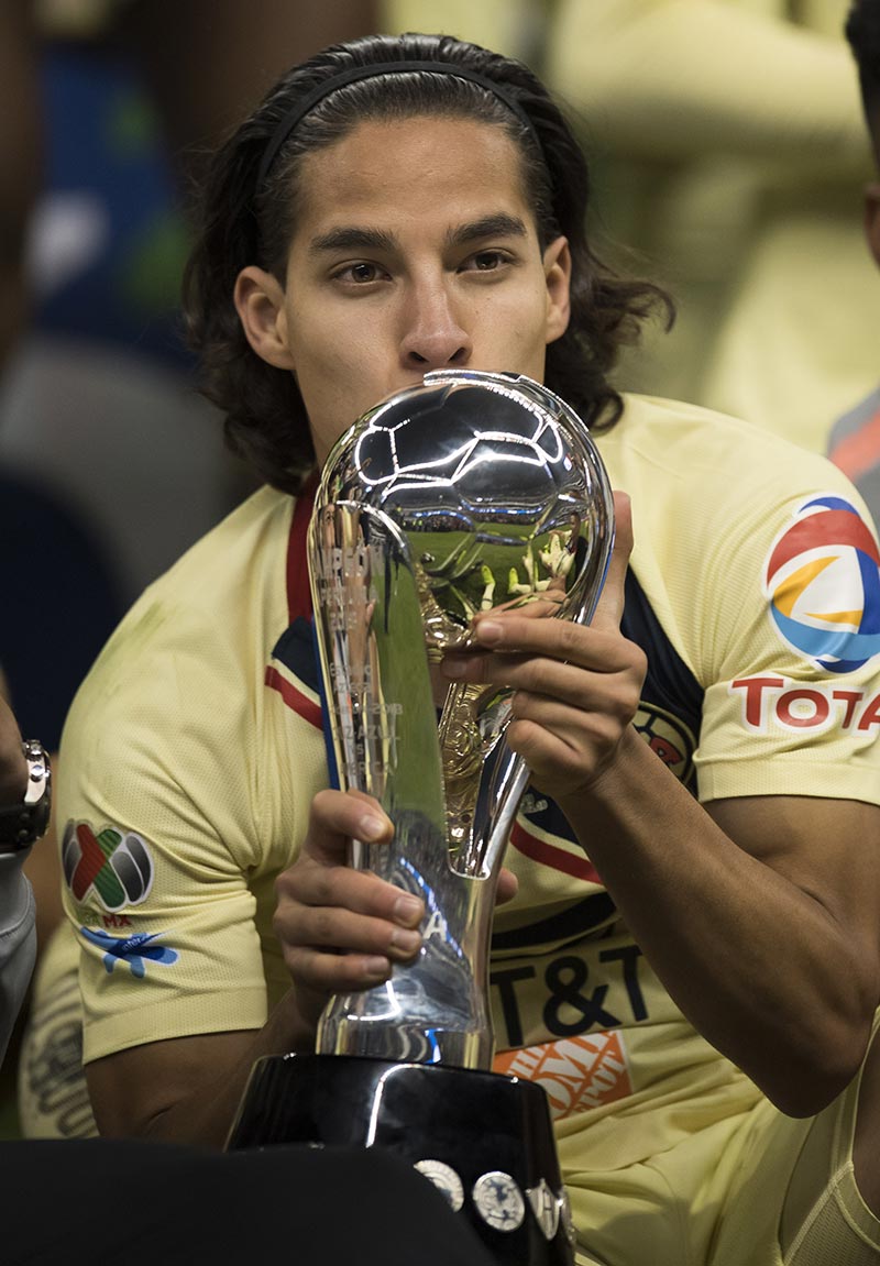Lainez besa el trofeo de Campeón que ganó con América en el Apertura 2018