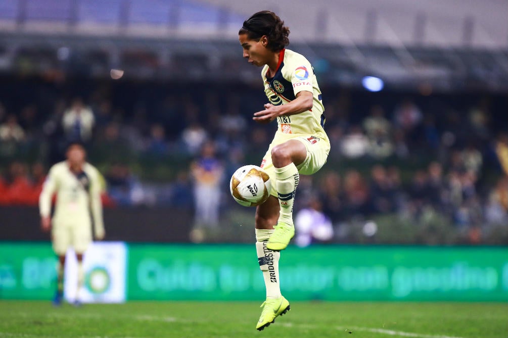 Diego Lainez durante un partido del América