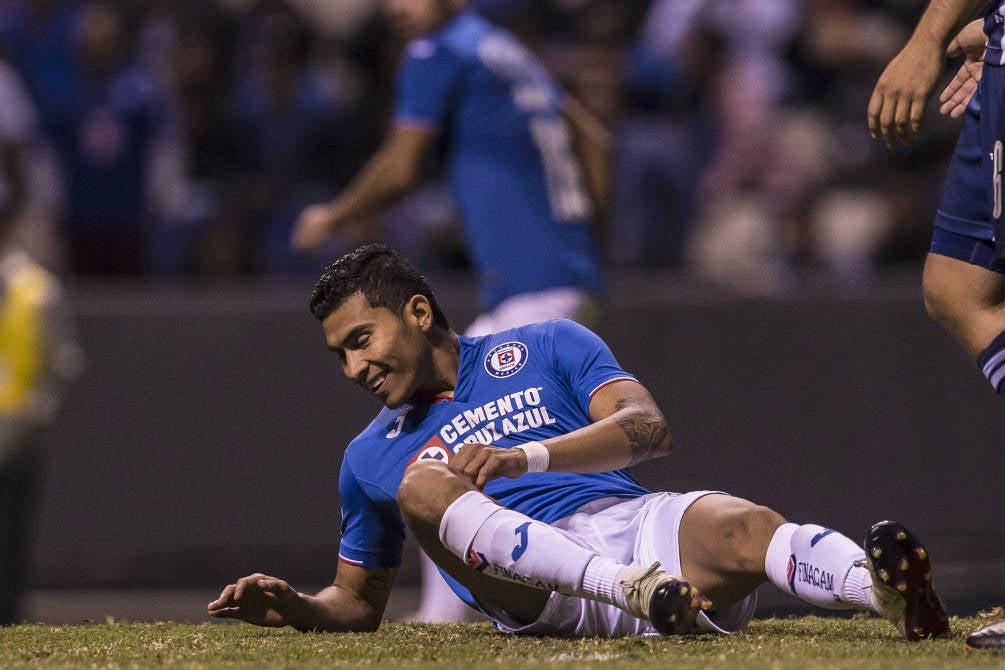 Orbelín Pineda durante un juego con Cruz Azul