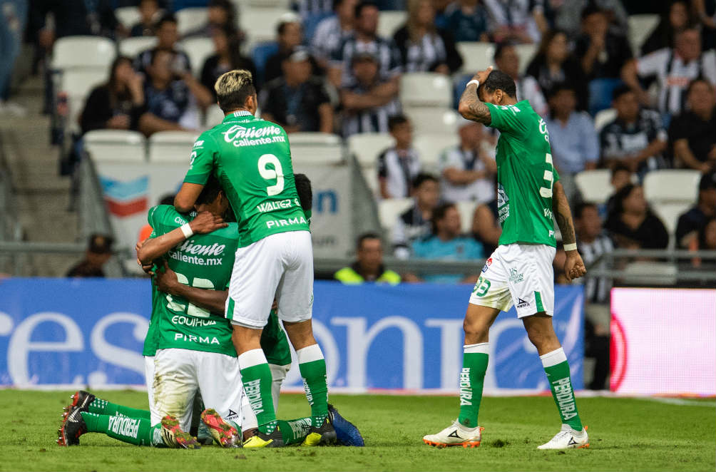 Jugadores de la Fiera festejan anotación del empate contra Rayados