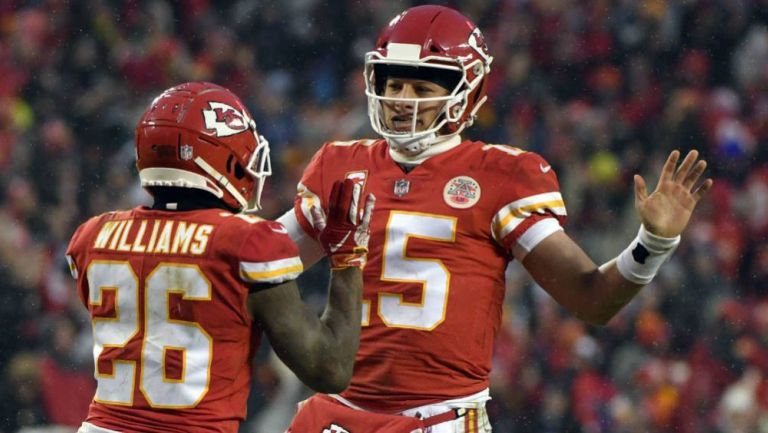 Williams y Mahomes celebran una anotación de los Chiefs