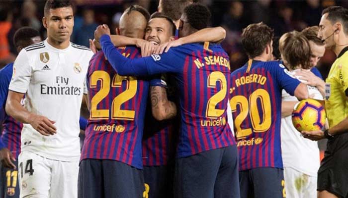 Jugadores el Barcelona festejan tras ganar el último Clásico 