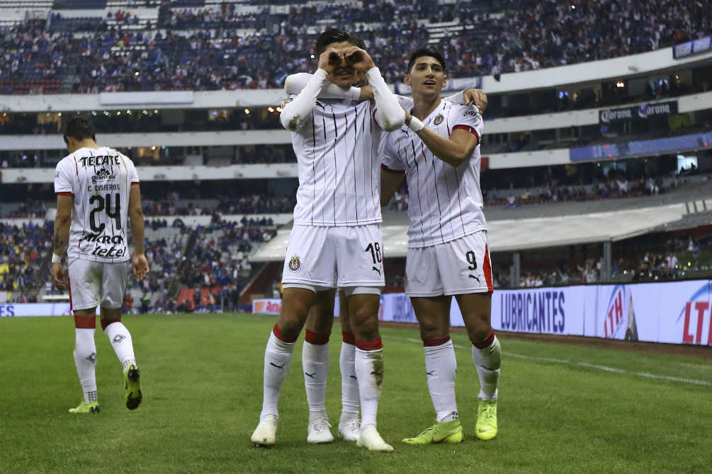 Jugadores de Chivas festejan un gol