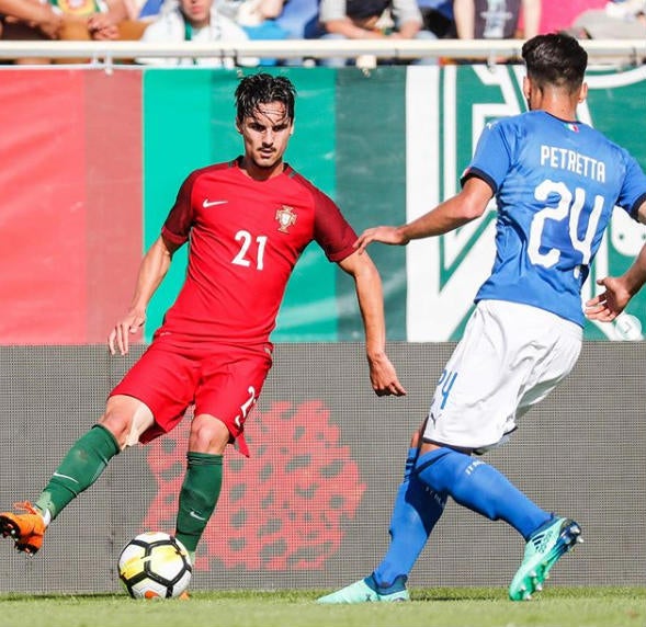 Stephen Eustáquio durante un duelo con Portugal sub 21