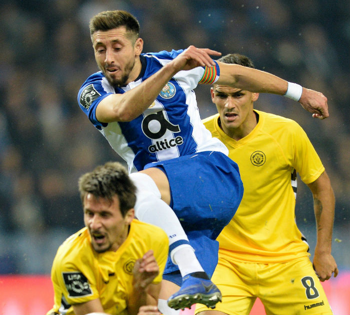 'HH' golpea el balón en un juego del Porto