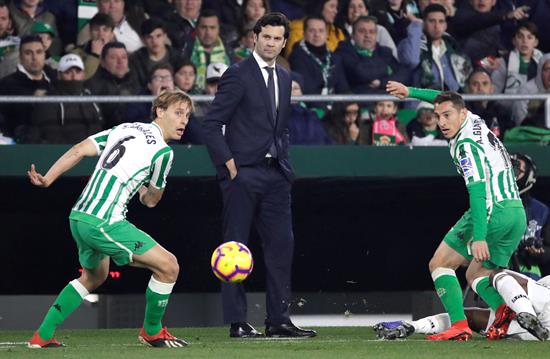 Guardado observa el balón en el juego entre Betis y Real Madrid