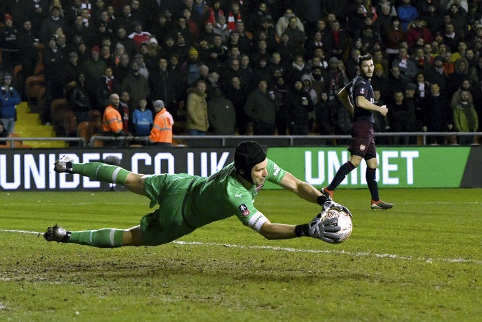 Cech atajando un balón con el Arsenal 