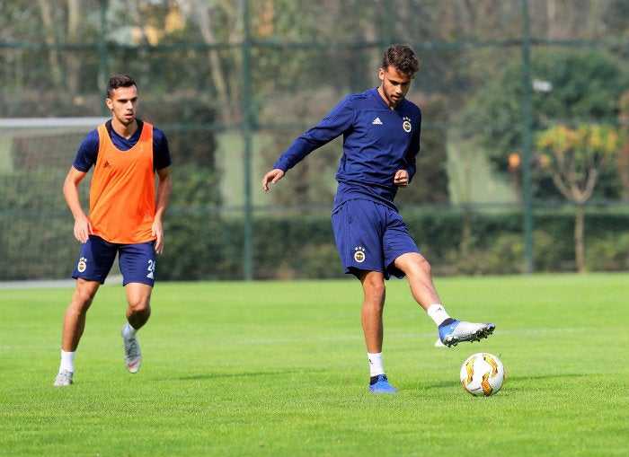 Diego Reyes, con el balón en una práctica con el Fenerbahçe 