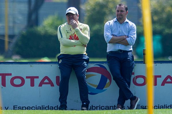 Santiago Baños junto al Piojo Herrera