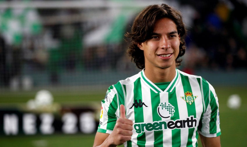 Lainez durante su presentación con el Betis 