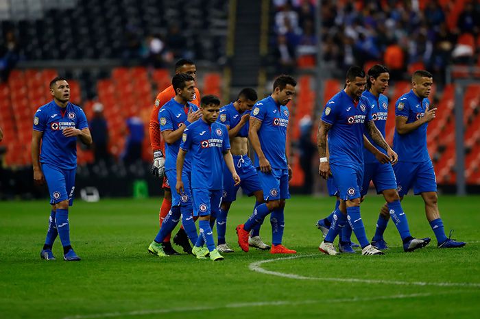 Jugadores de Cruz Azul después del primer tiempo