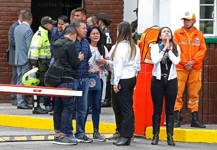 Personas a las afueras de la academia