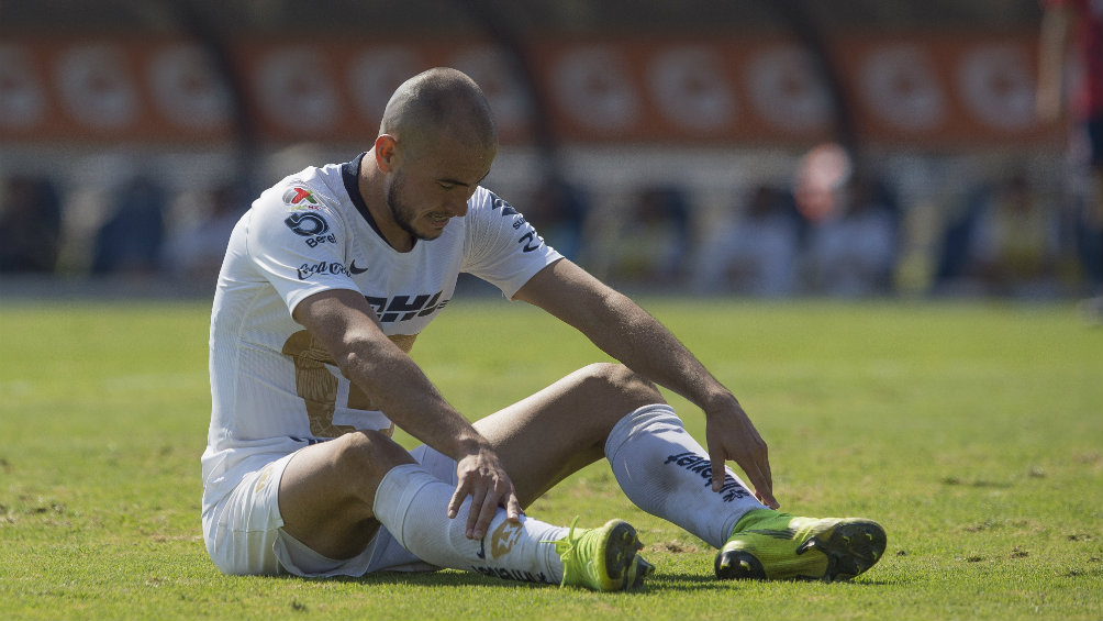 Carlos González se lesiona durante un partido de la Liga MX