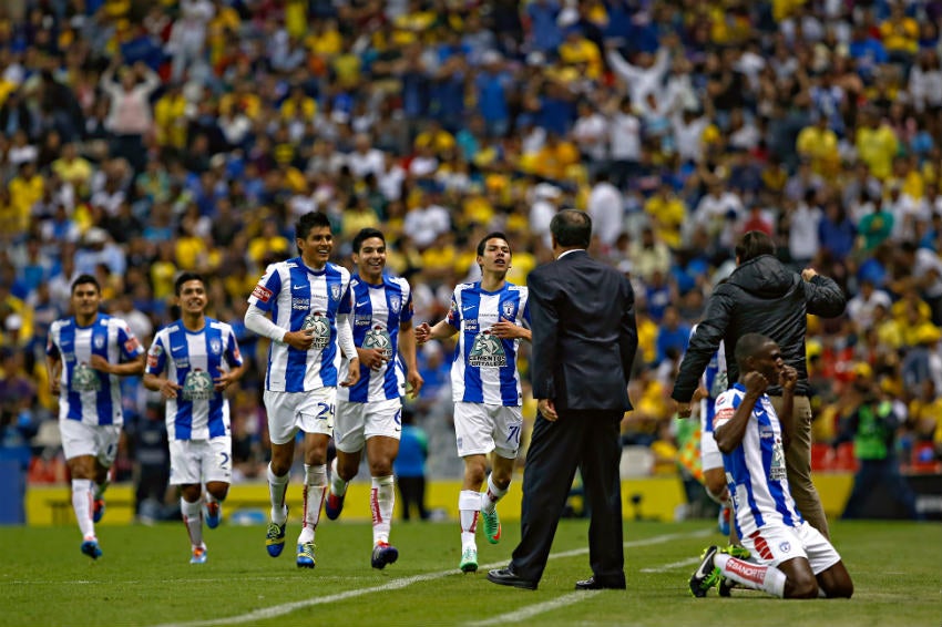 Lozano y sus compañeros van a festejar anotación vs América con Meza 