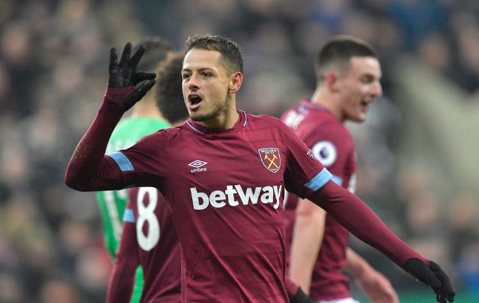 Chicharito festeja uno de sus goles con los Hammers