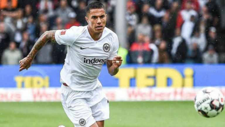 Carlos Salcedo durante un partido con el Frankfurt