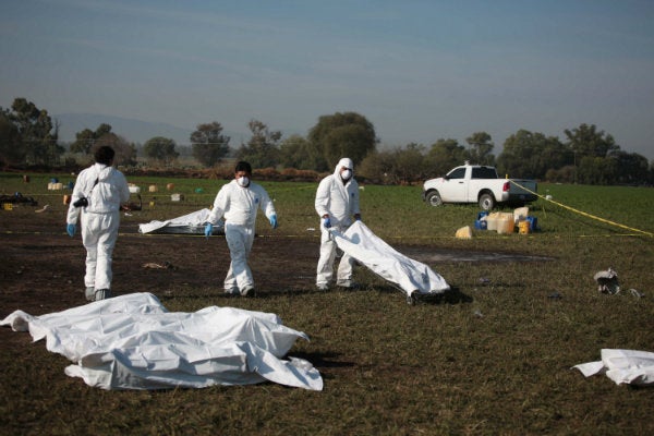 Peritos laboran en zona de explosión 