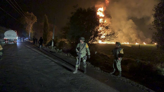 Soldado resguardan la zona de la explosión en Tlahuelilpan