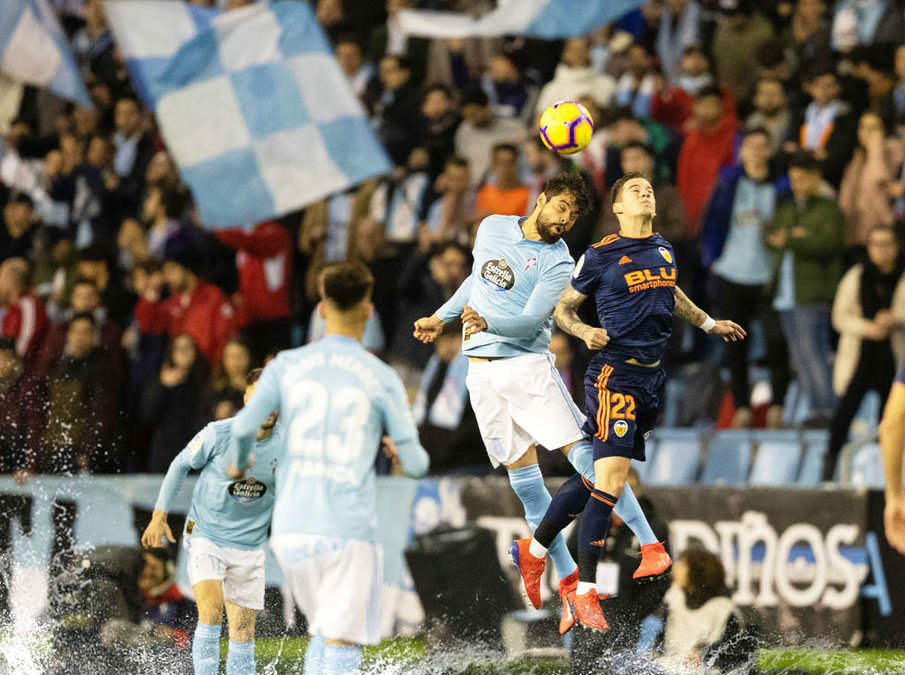 Néstor Araujo disputa un balón en el aire en el duelo ante el Valencia