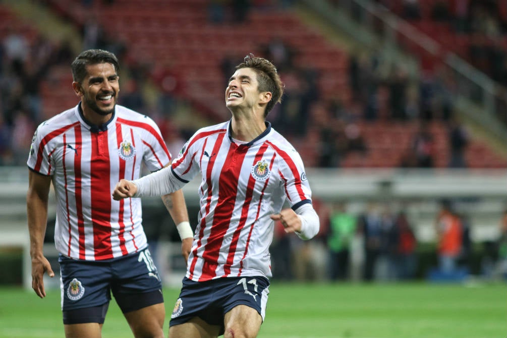 Jugadores de Chivas festejan un gol