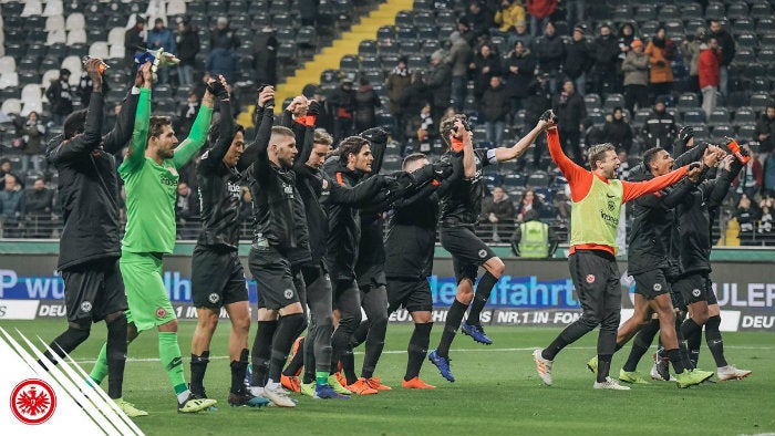 Jugadores del Eintracht festejan con sus fans el triunfo