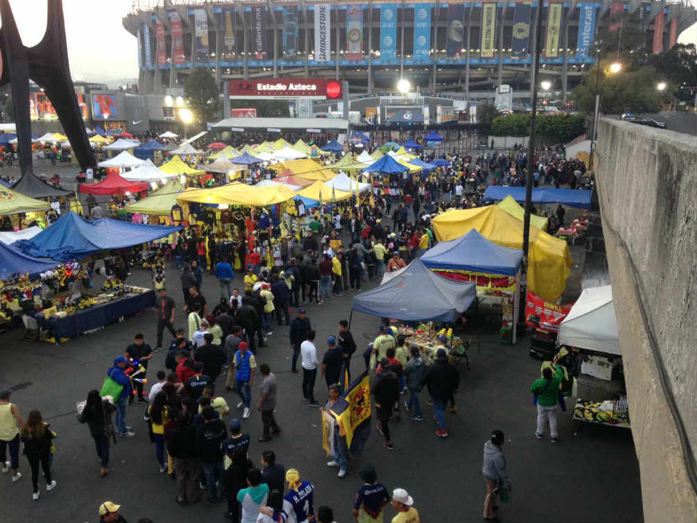 Gente en las taquillas del Estadio Azteca