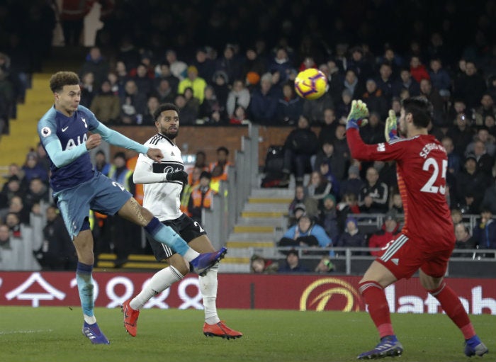 Dele Alli remata  con la cabeza antes de lesionar 