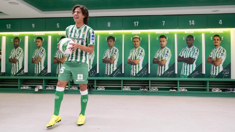 Lainez, durante su presentación con el Betis 