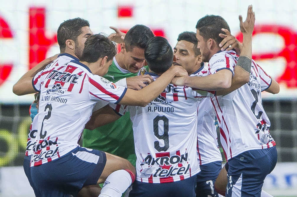 Jugadores de Chivas festejan el gol de Pulido