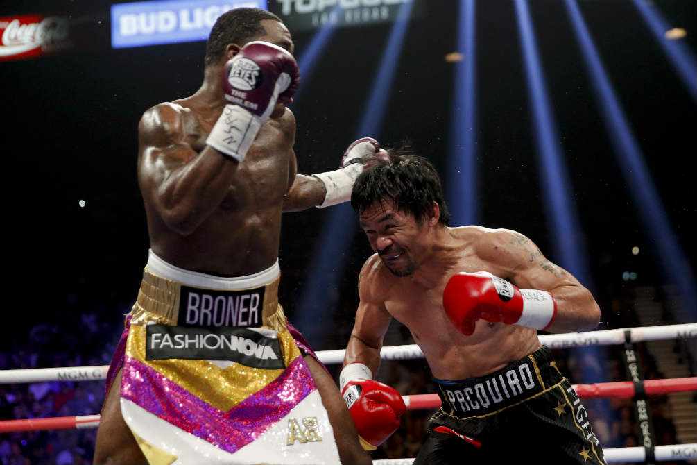 Manny Pacquiao conectándole un golpe a Adrien Broner