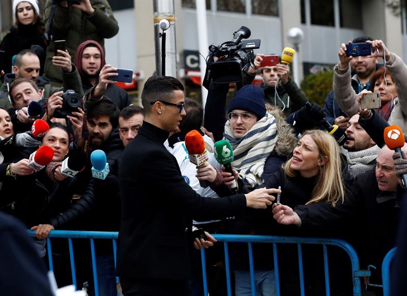 Cristiano atiende a la prensa a su salida del juicio