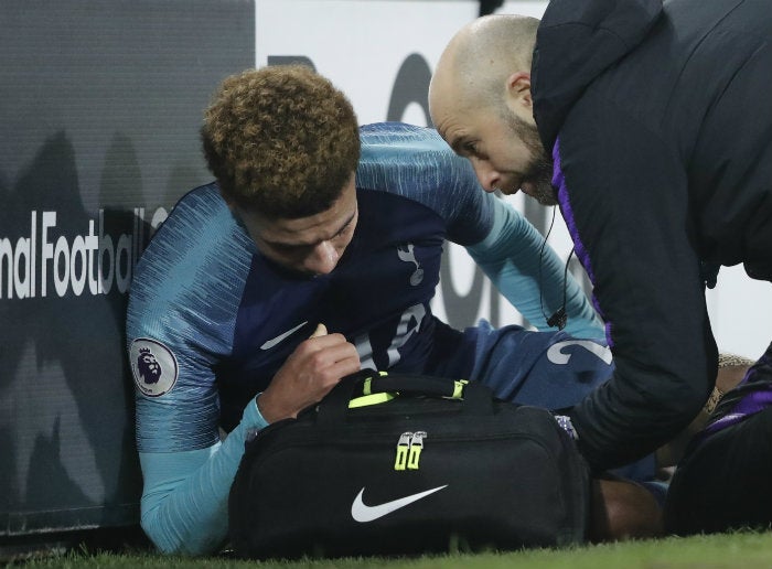 Dele Alli es atendido tras mostrar molestias en la corva