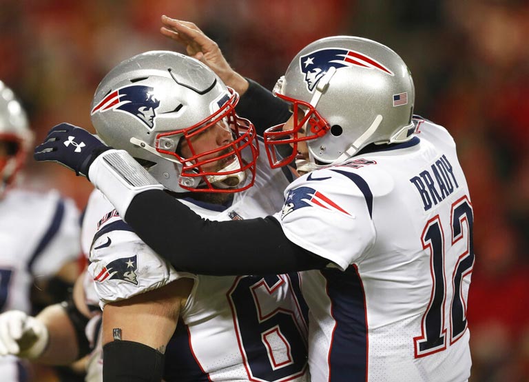 Tom Brady festeja con David Andrews