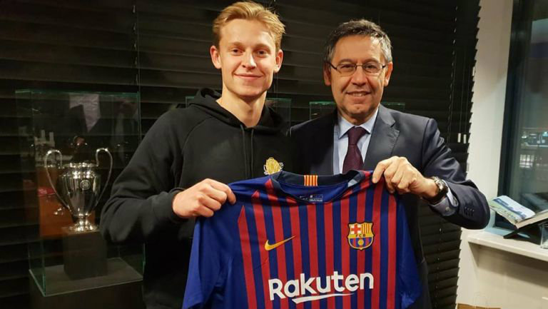 De Jong se toma foto con Bartomeu y la playera del Barcelona 