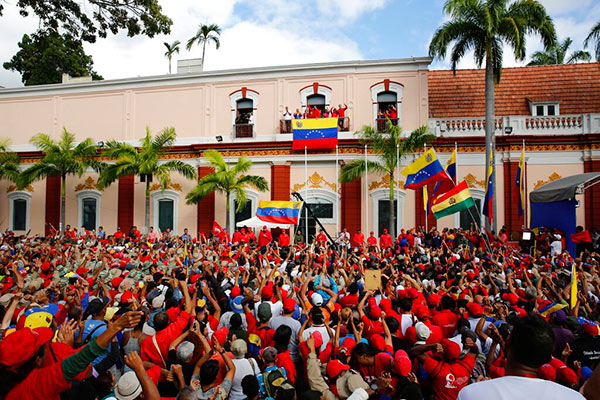 La gente se aglomeró ante el discurso de Maduro