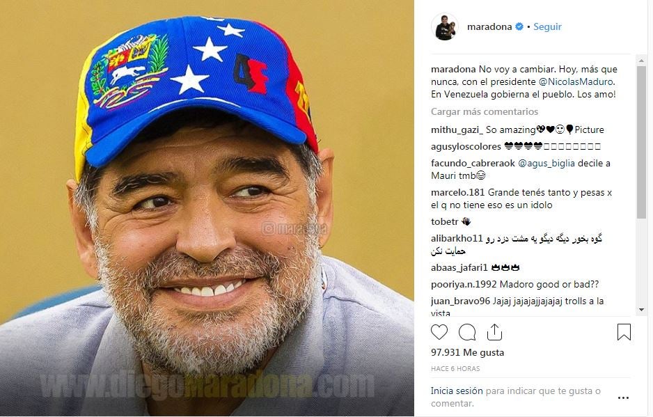 Maradona sonríe con una gorra de Venezuela