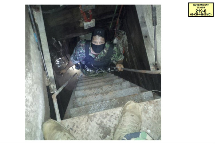 Agente antidrogas desciende a un túnel en una de las casas del Chapo