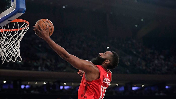 Harden intenta 'clavar' el balón