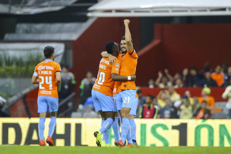 Henry Martín festeja gol con América en el Clausura 2019