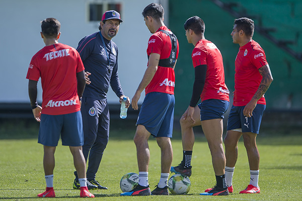 Jugadores de Chivas durante entrenamiento
